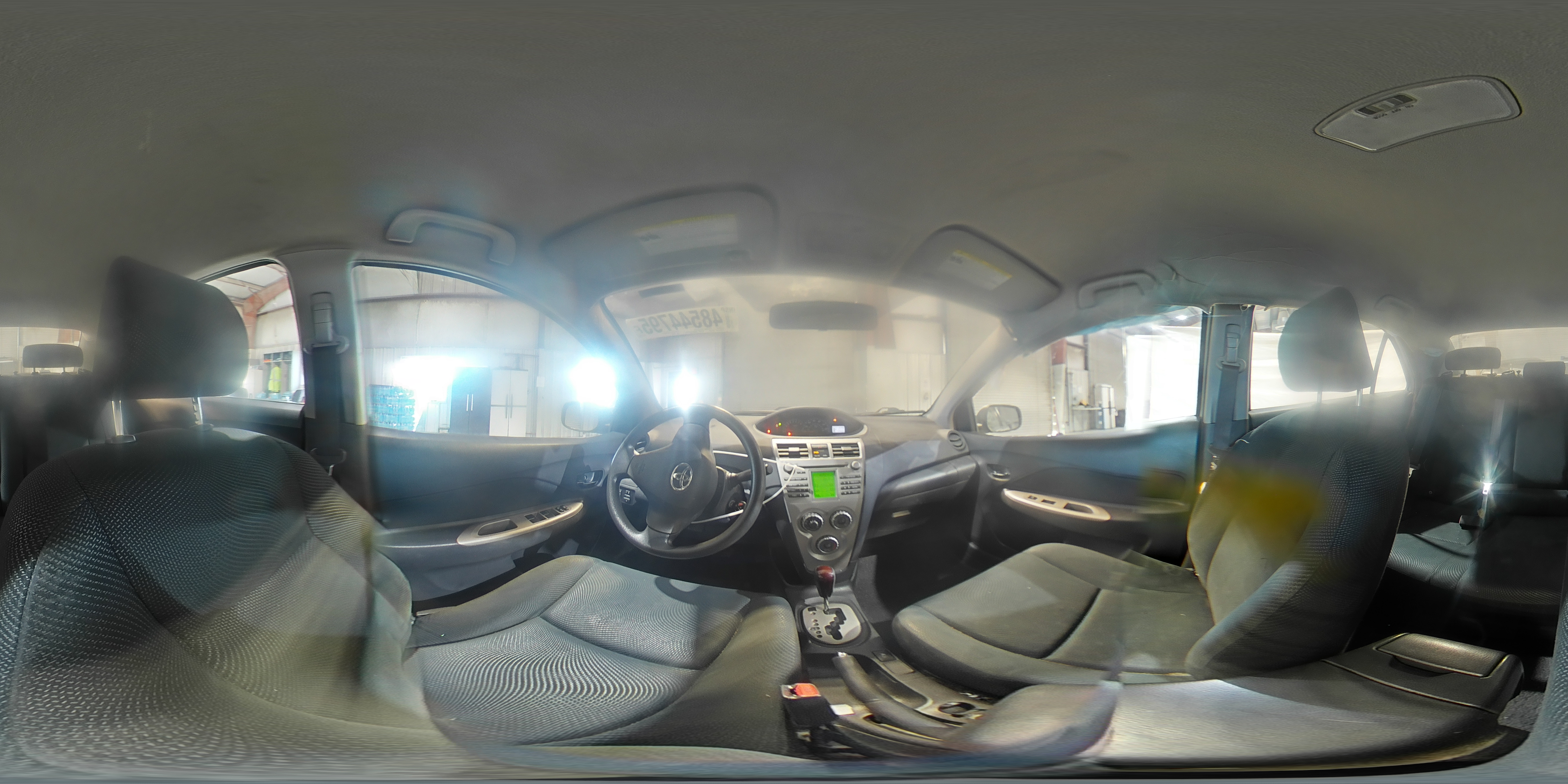 2010 Toyota Yaris - Image 13