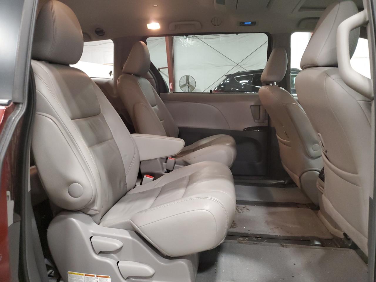 2015 Toyota Sienna - Image 11