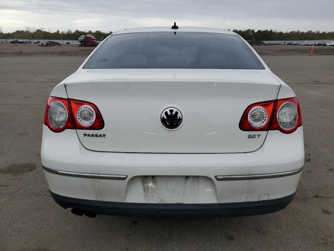 2010 Volkswagen Passat - Image 6