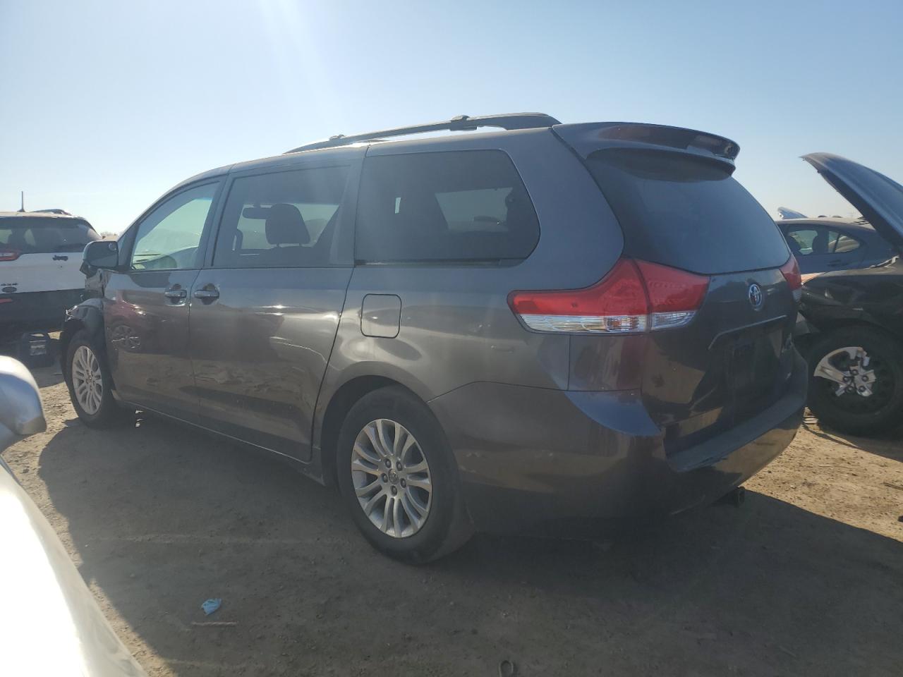 2014 Toyota Sienna - Image 2