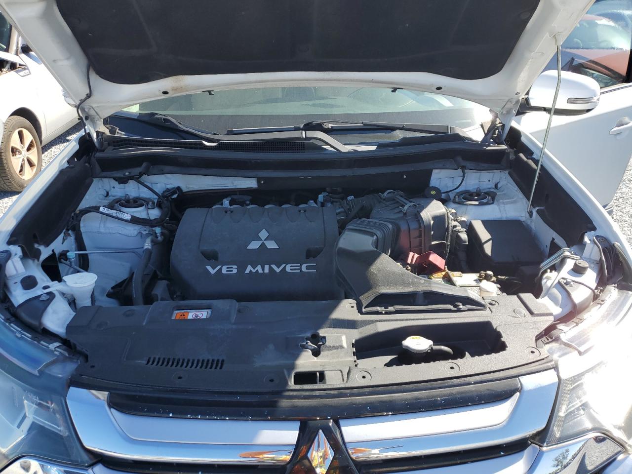 2016 Mitsubishi Outlander - Image 12