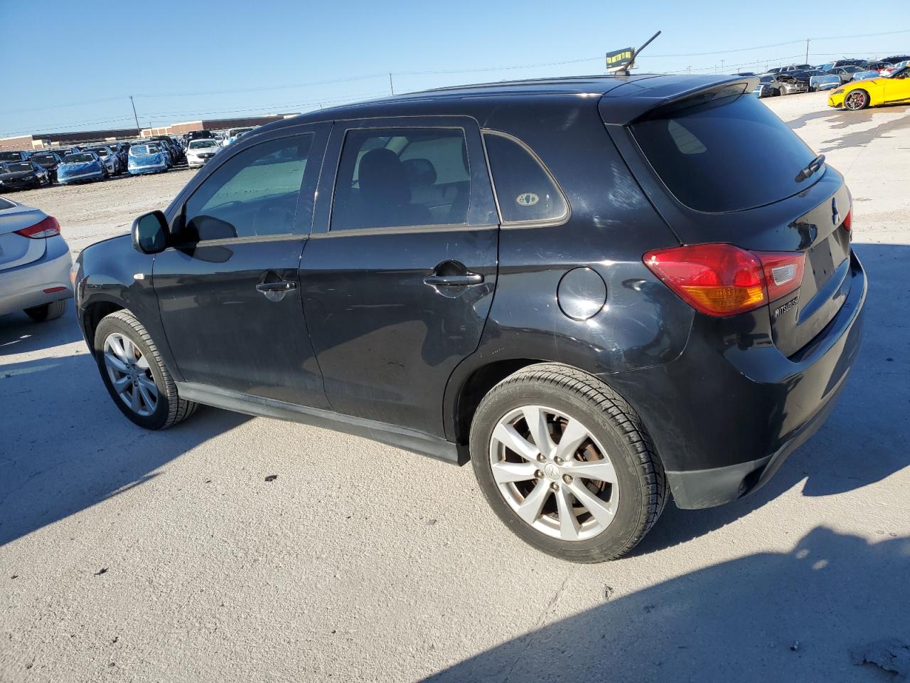 2015 Mitsubishi Outlander - Image 2