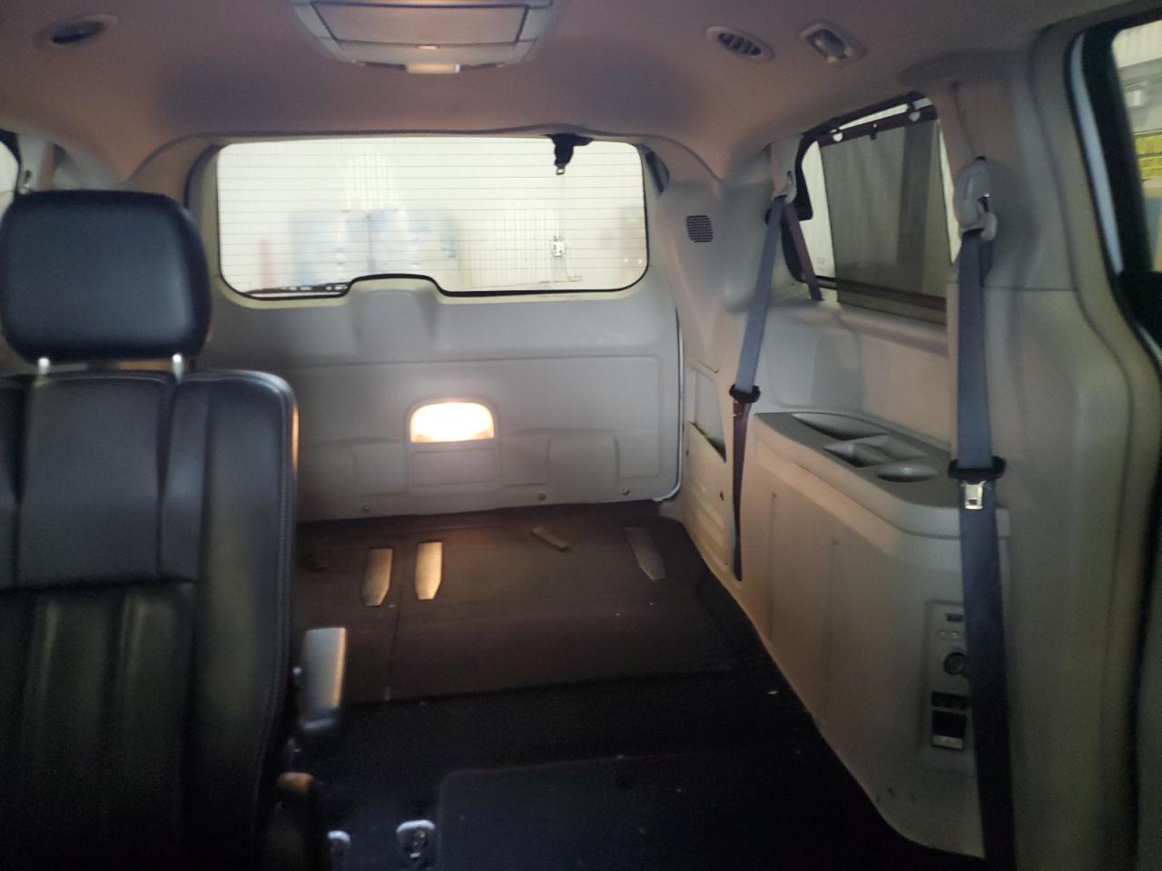 2016 Chrysler Town & Country - Image 10