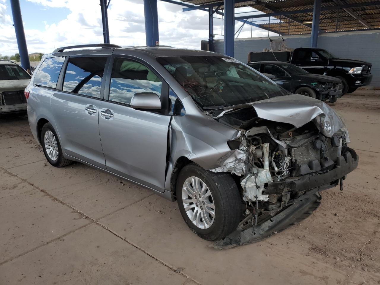 2017 Toyota Sienna - Image 4