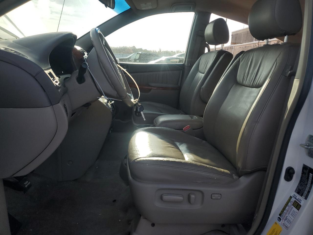 2008 Toyota Sienna - Image 7