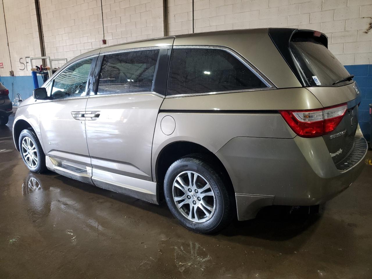 2013 Honda Odyssey - Image 2