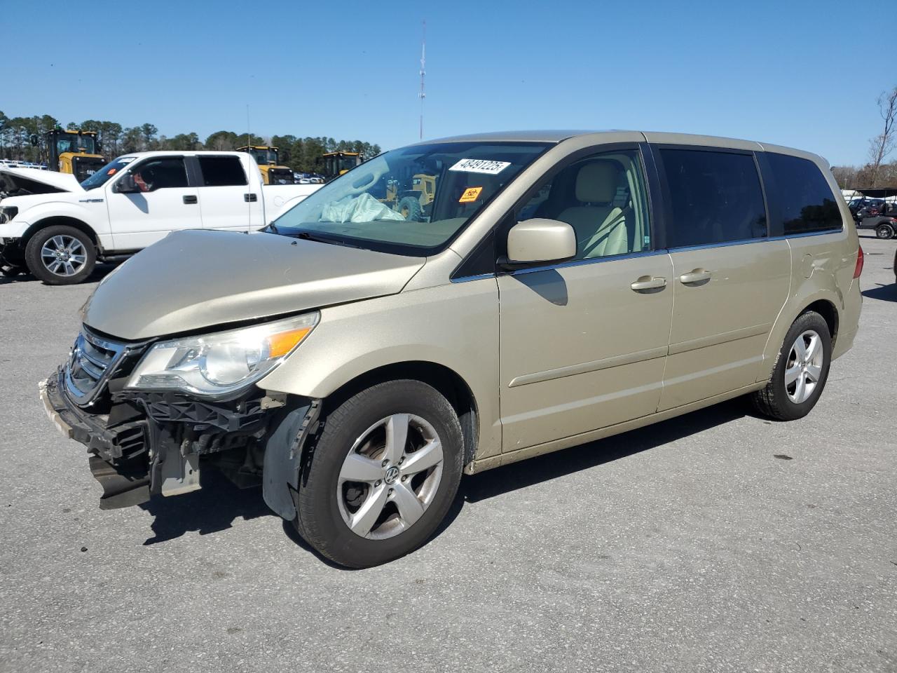 2010 Volkswagen Routan Se للبيع في Dunn، NC - Front End