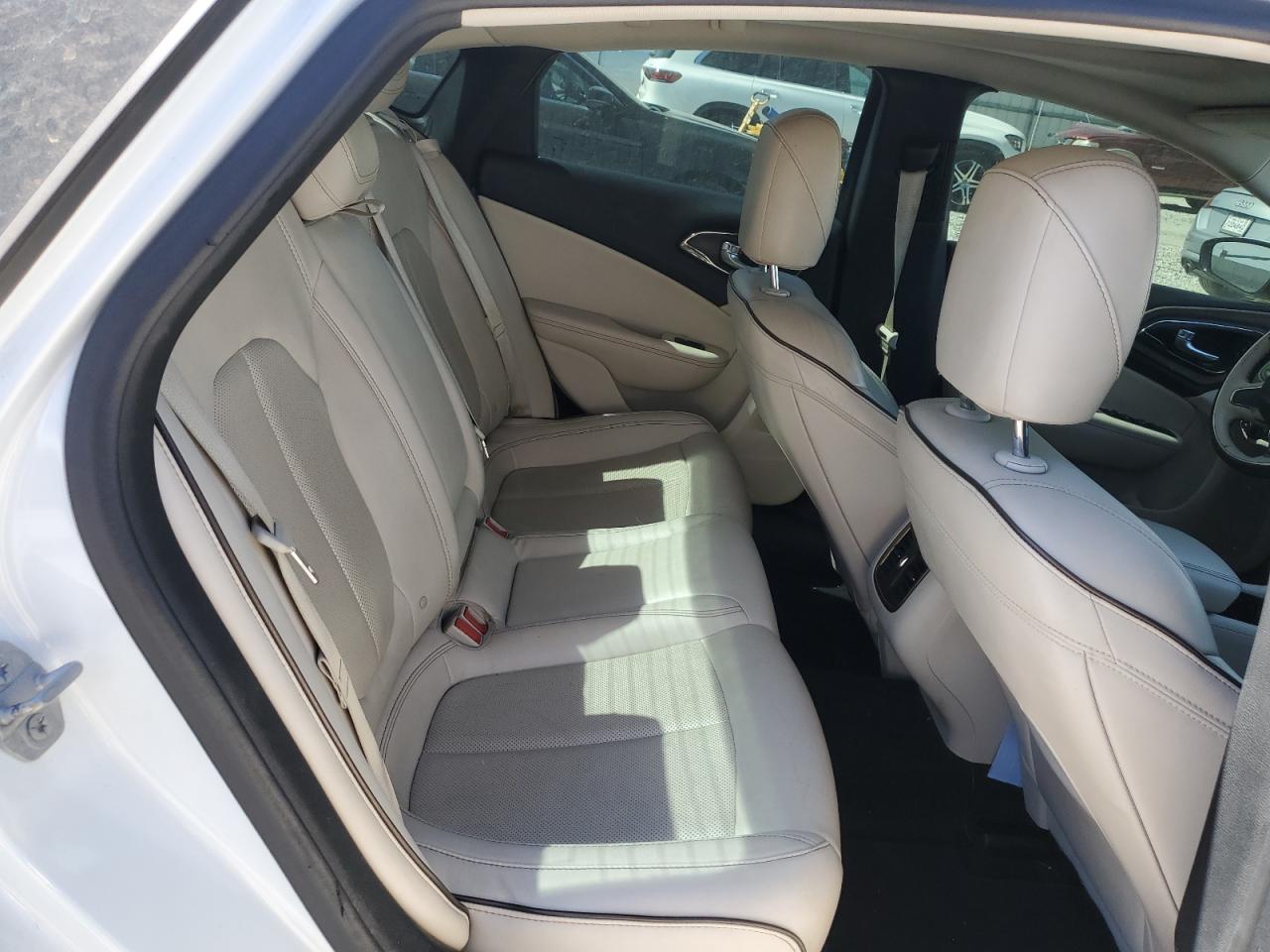 2015 Chrysler 200 - Image 10