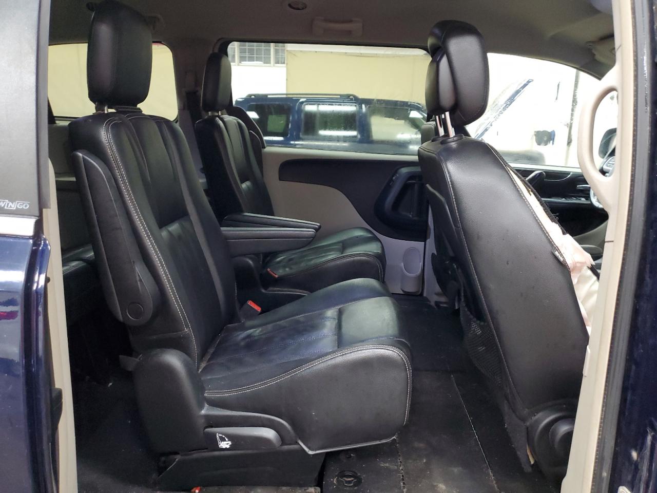 2013 Chrysler Town & Country - Image 11