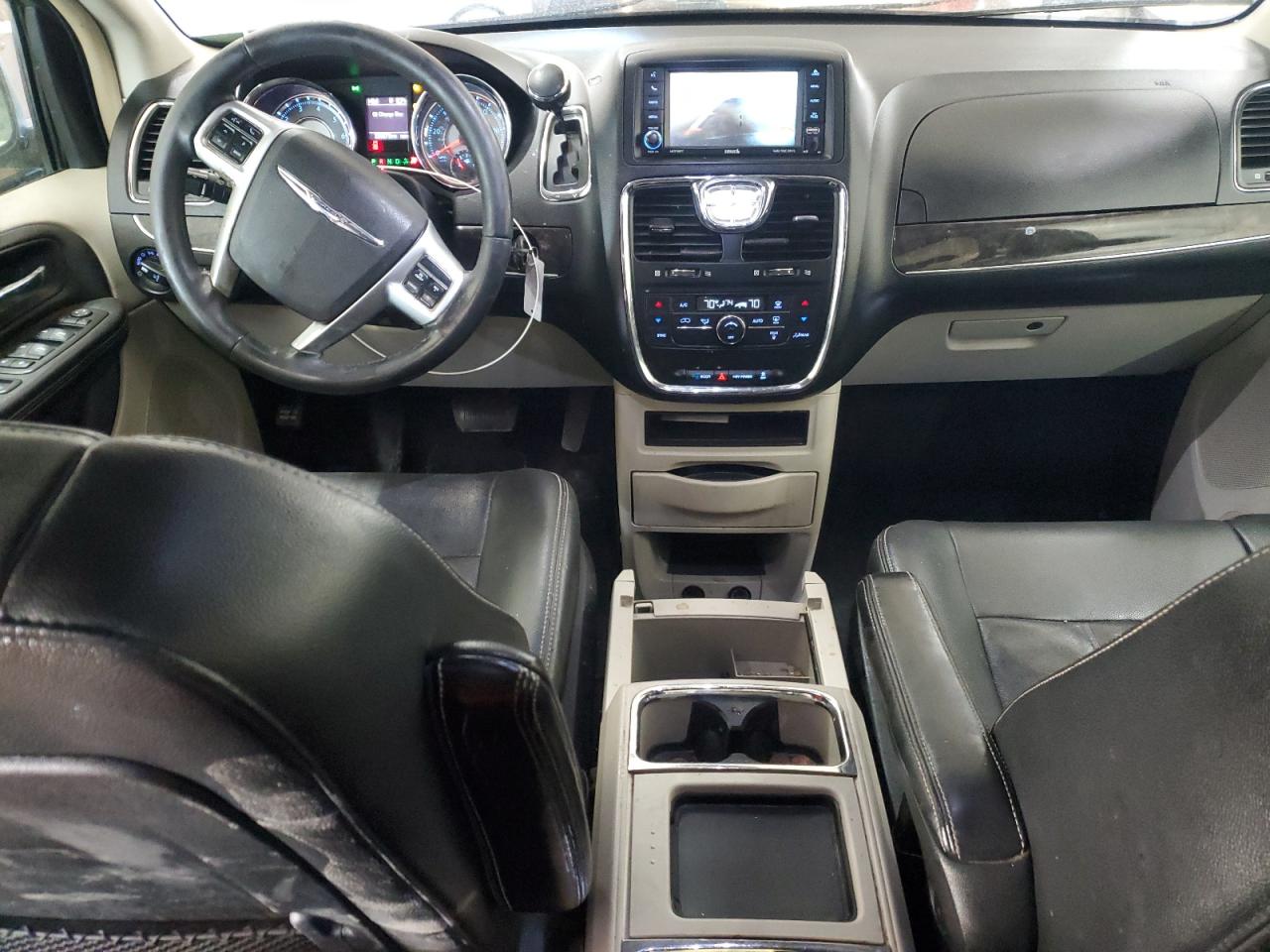 2013 Chrysler Town & Country - Image 8