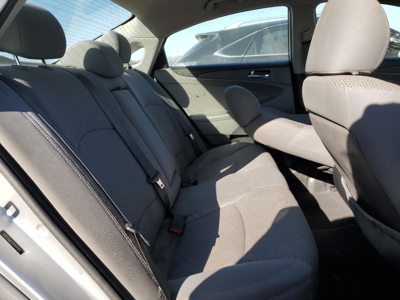 2012 Hyundai Sonata - Image 11