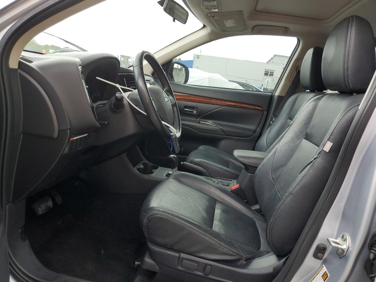 2014 Mitsubishi Outlander - Image 7