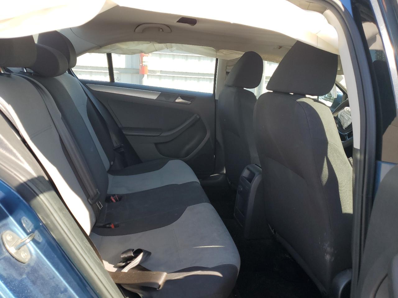 2017 Volkswagen Jetta - Image 10