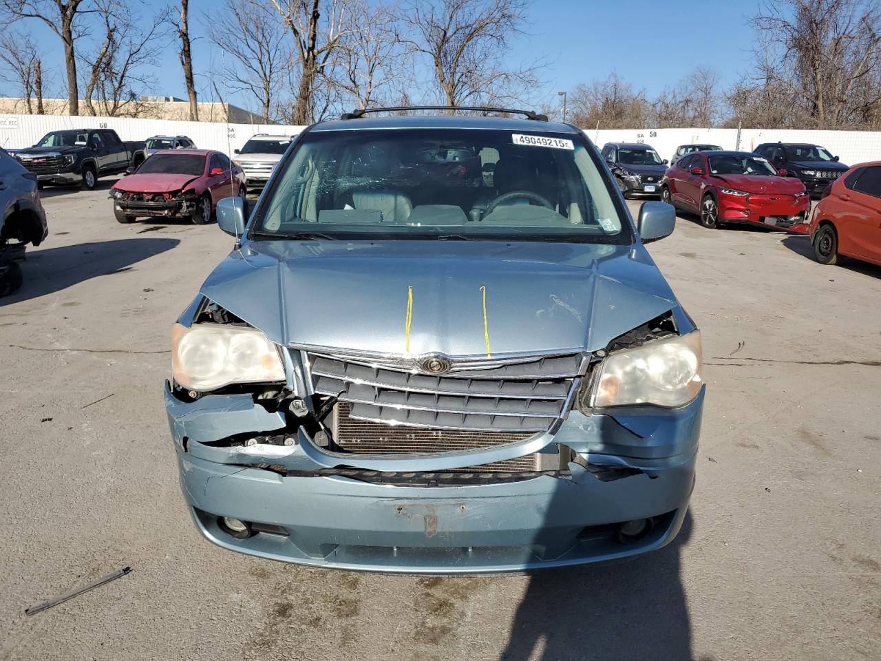2009 Chrysler Town & Country - Image 5