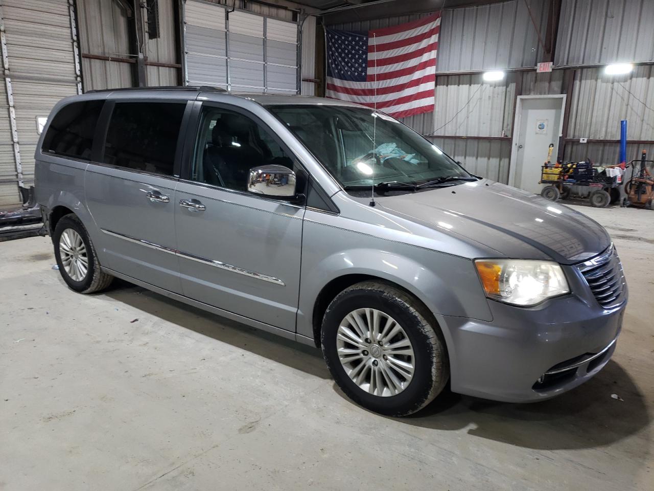 2014 Chrysler Town & Country - Image 4