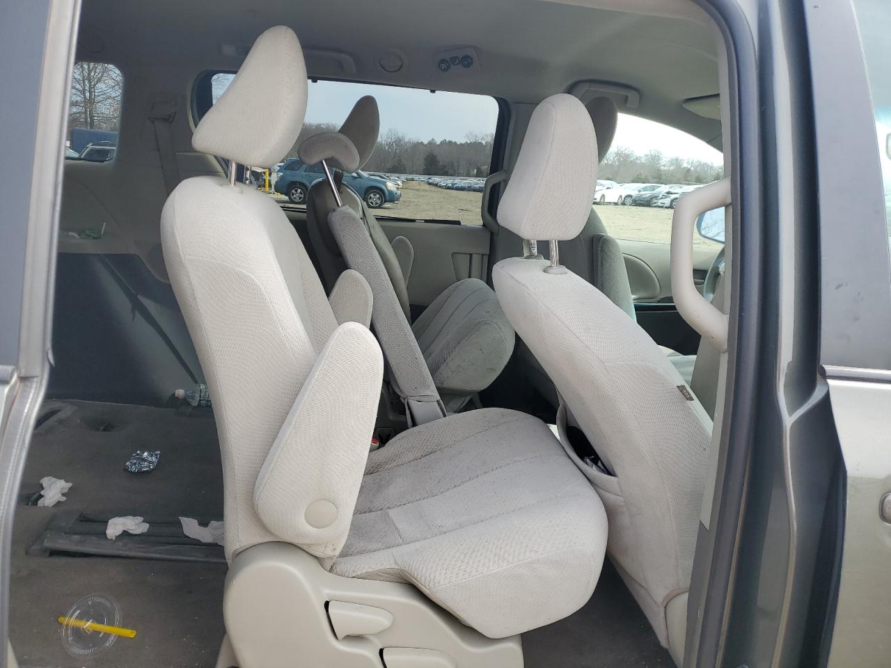 2012 Toyota Sienna - Image 11