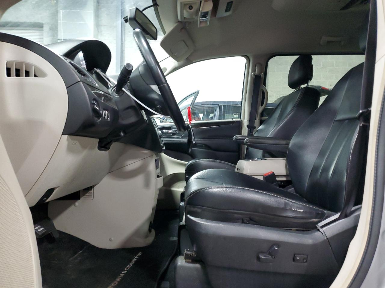 2014 Chrysler Town & Country - Image 7