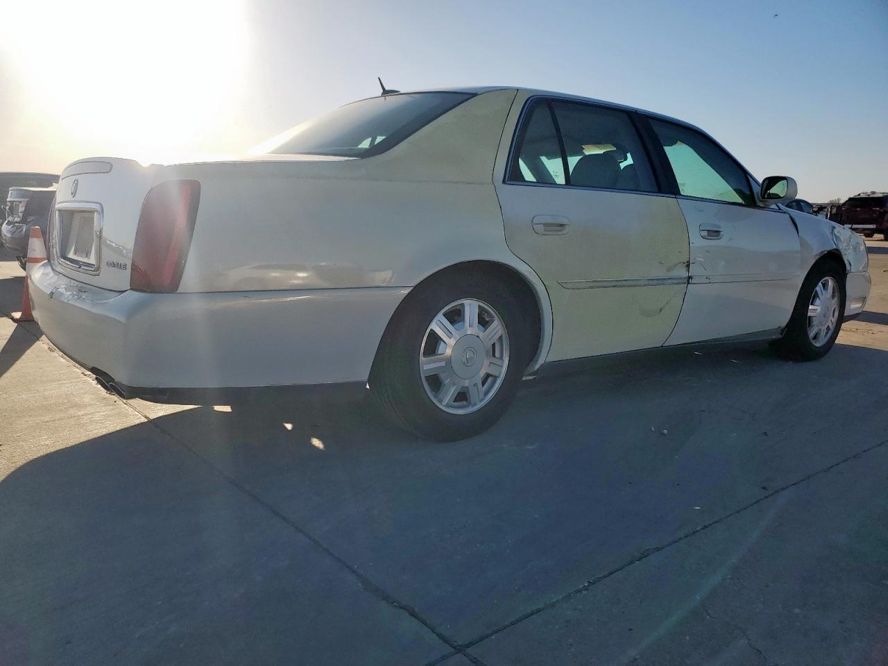 2005 Cadillac De Ville - Image 3