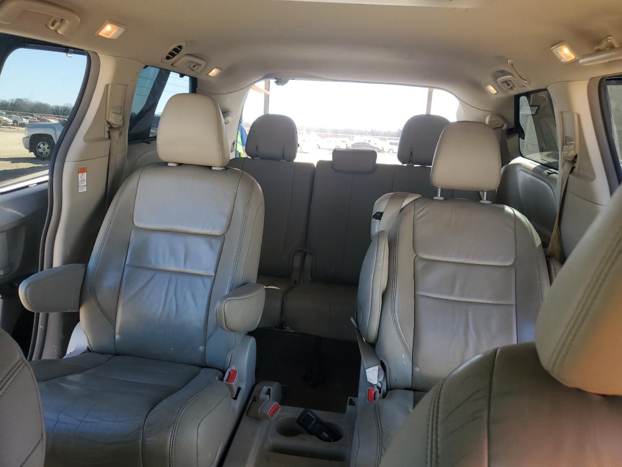 2015 Toyota Sienna - Image 10