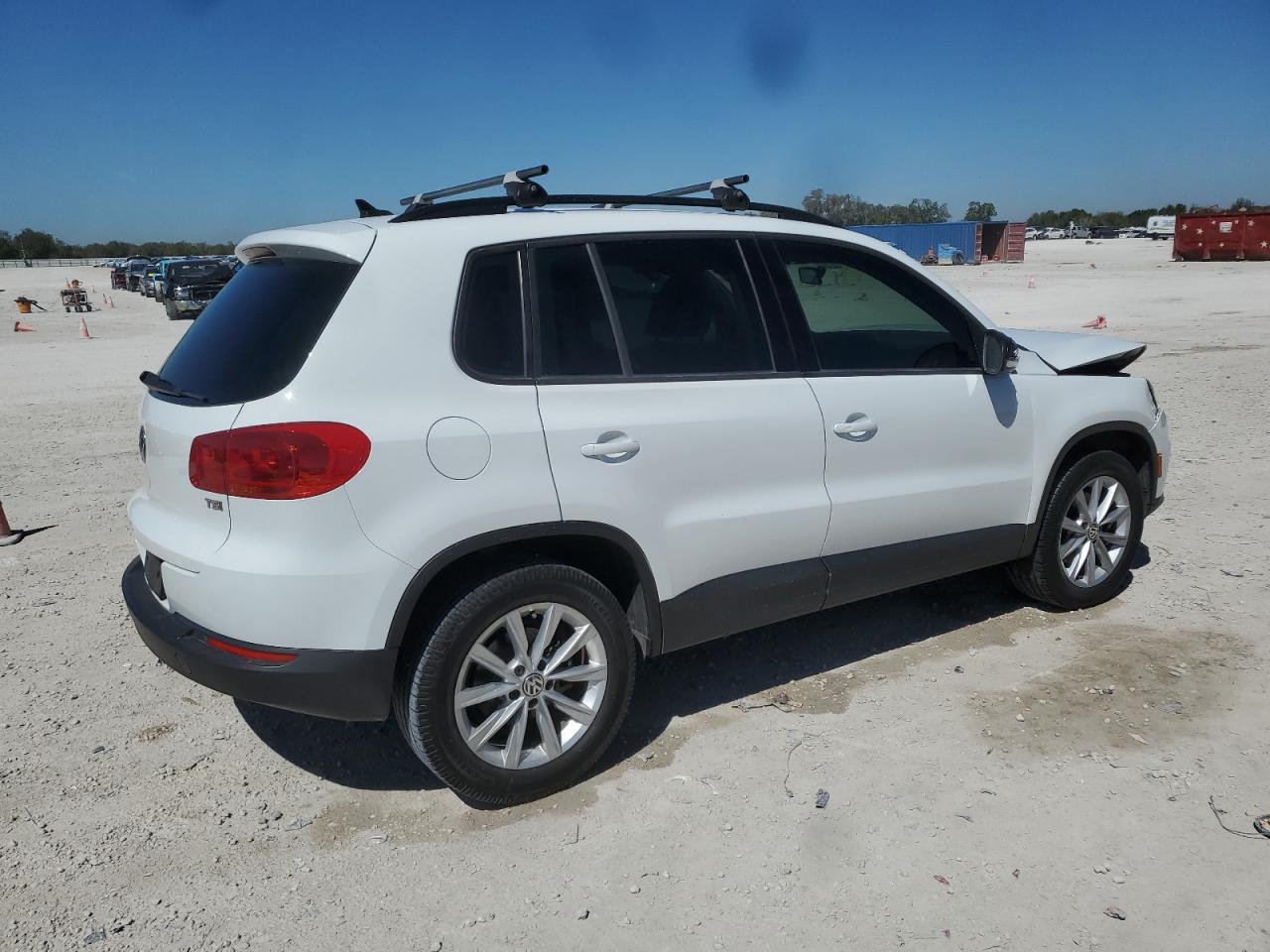2017 Volkswagen Tiguan - Image 3