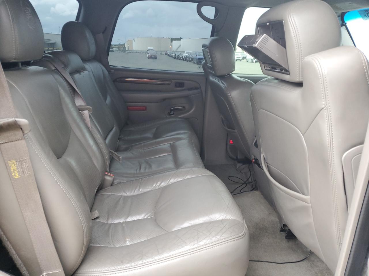 2004 Cadillac Escalade - Image 10