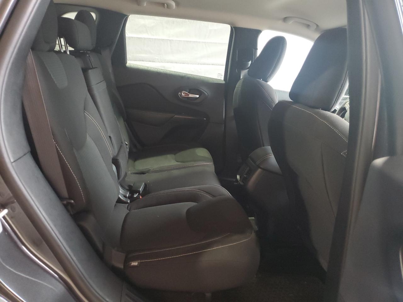 2016 Jeep Grand Cherokee - Image 11