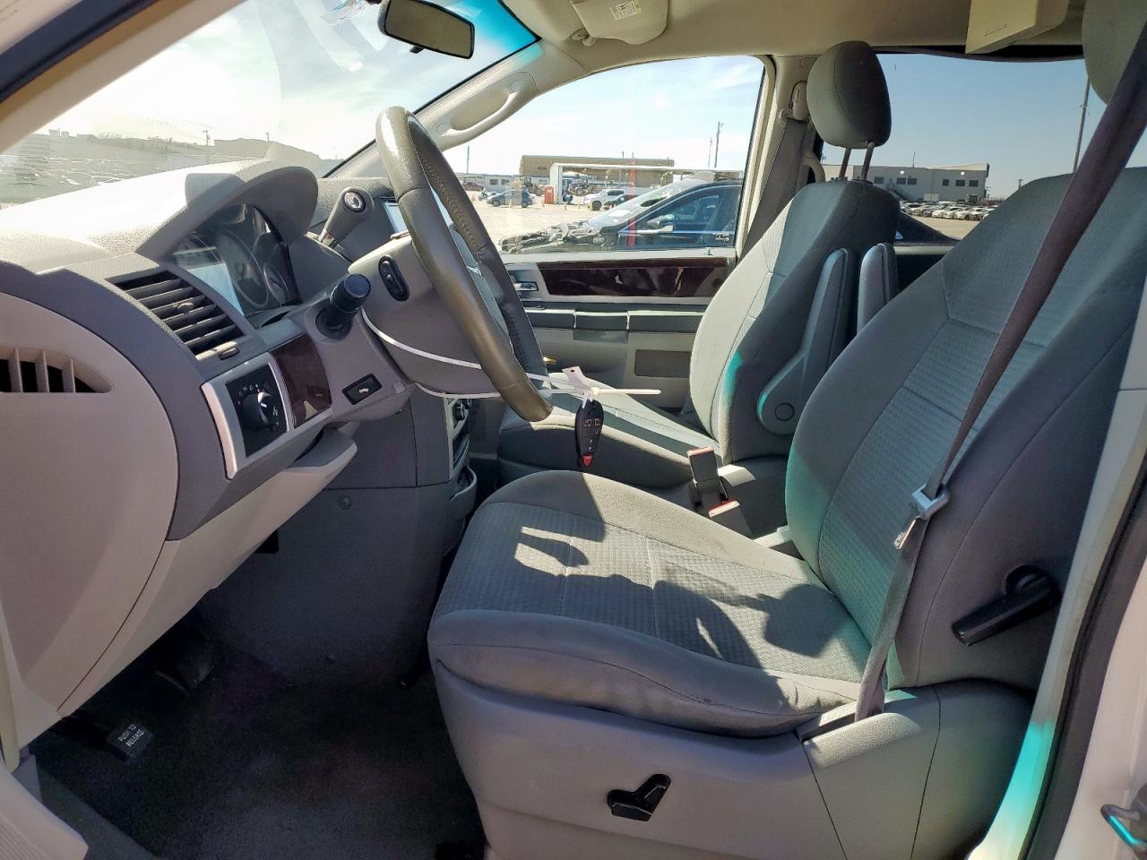 2010 Chrysler Town & Country - Image 7