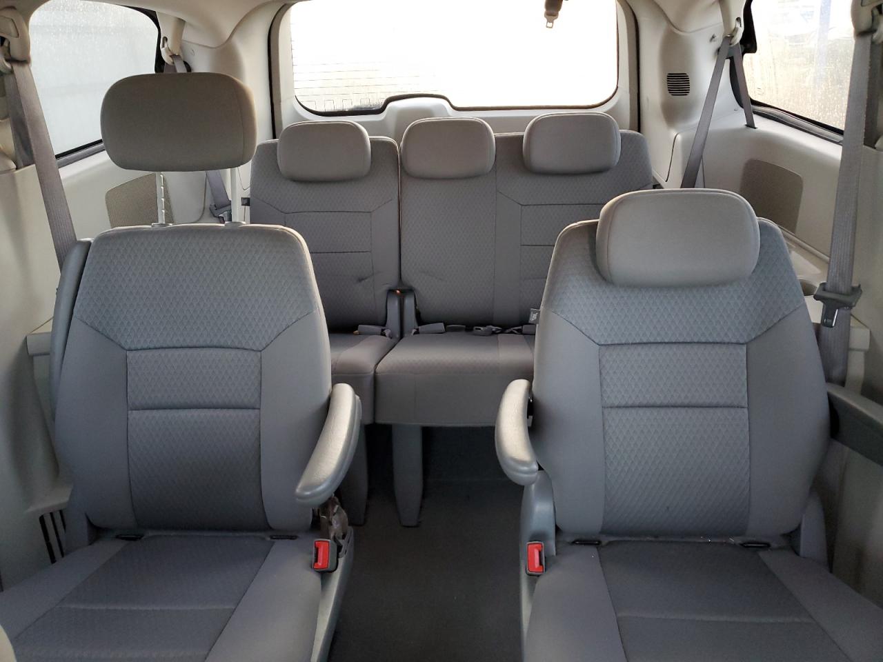 2009 Chrysler Town & Country - Image 10