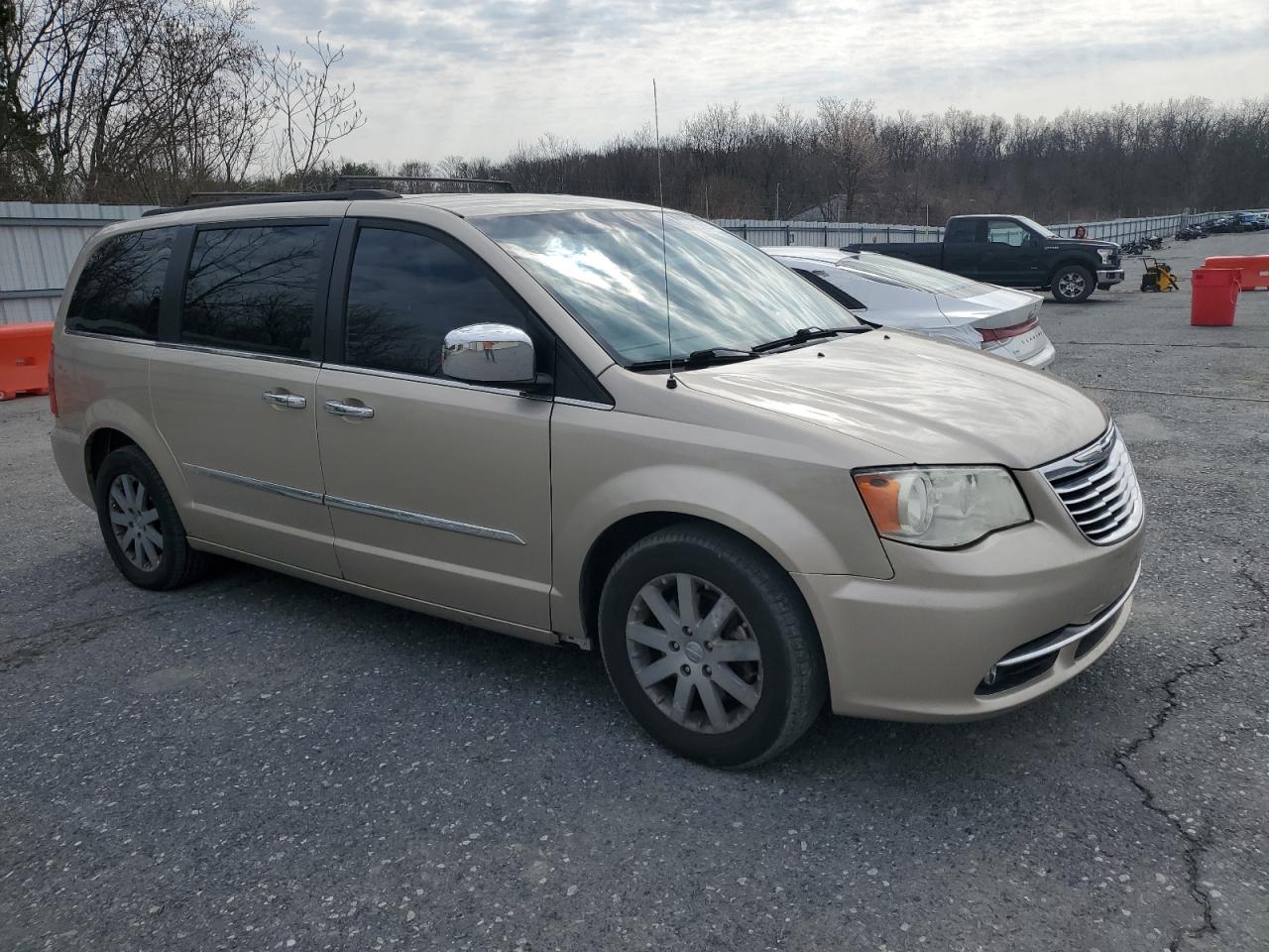 2013 Chrysler Town & Country - Image 4