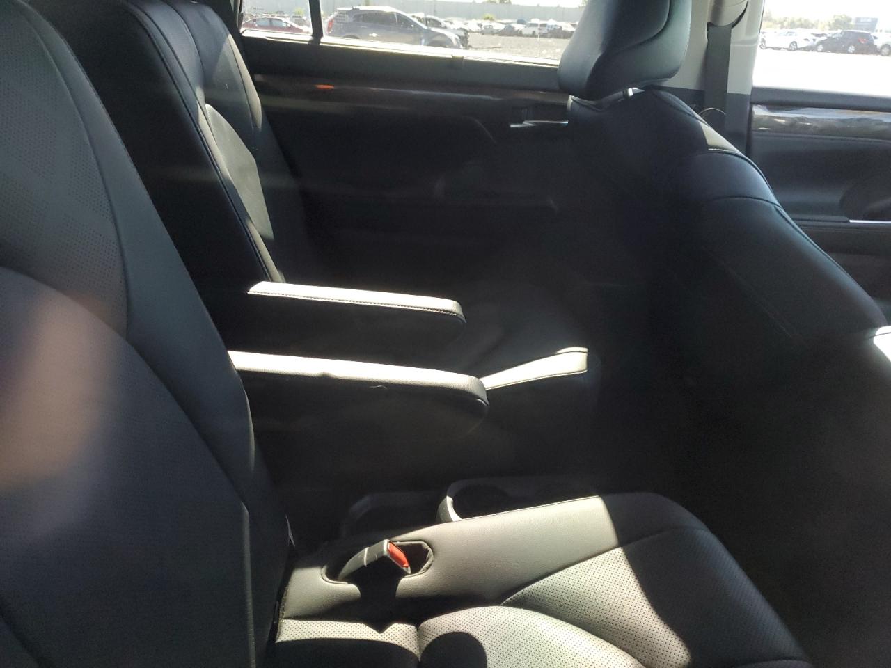 2020 Toyota Highlander - Image 11