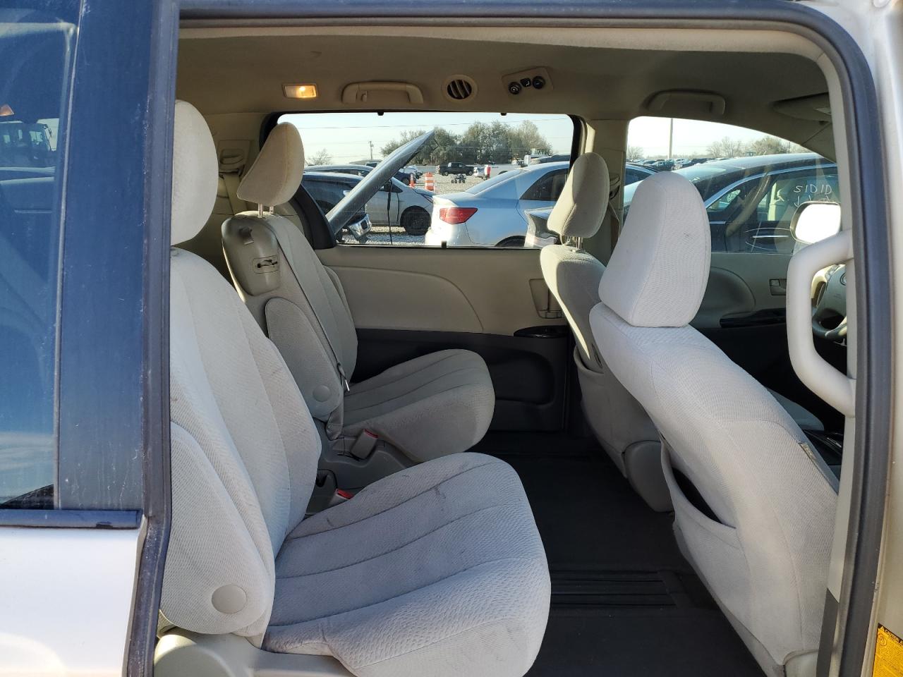 2011 Toyota Sienna - Image 11