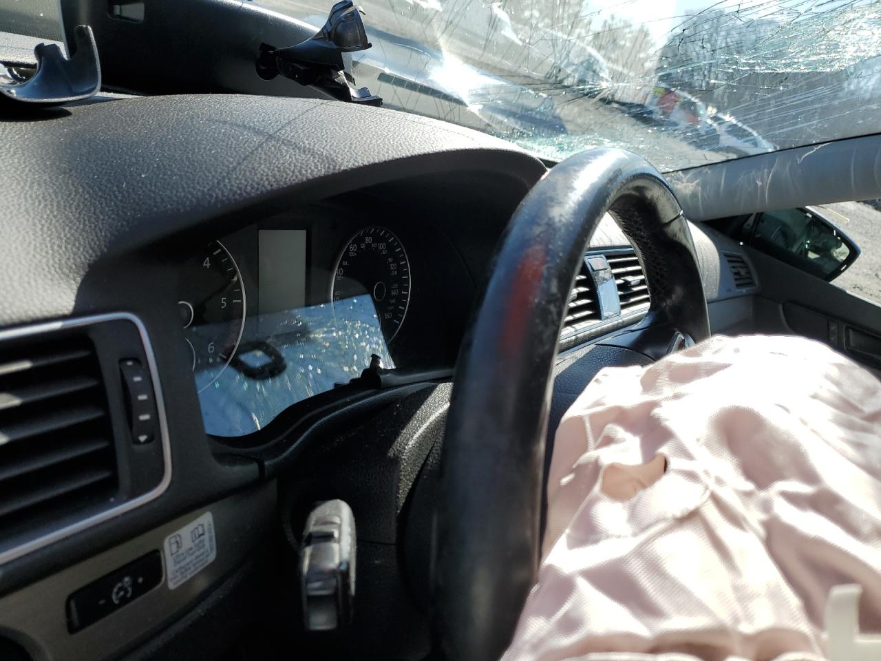 2014 Volkswagen Passat - Image 9
