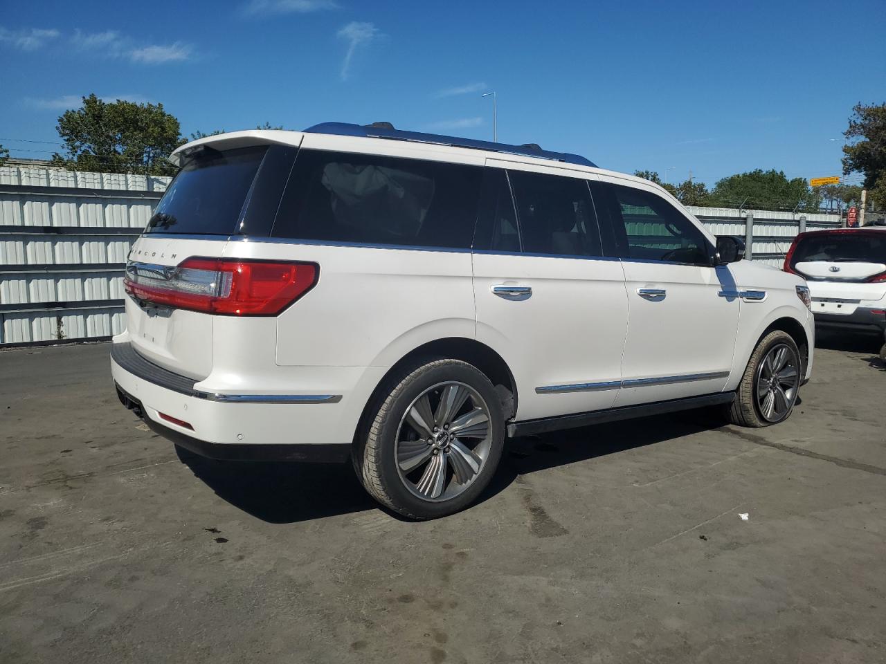 2018 Lincoln Navigator - Image 3