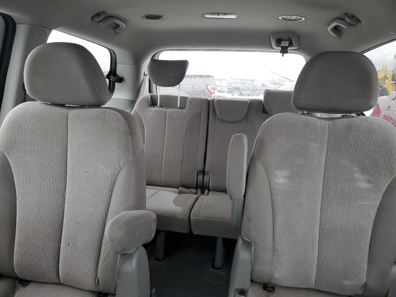 2012 Kia Sedona - Image 10