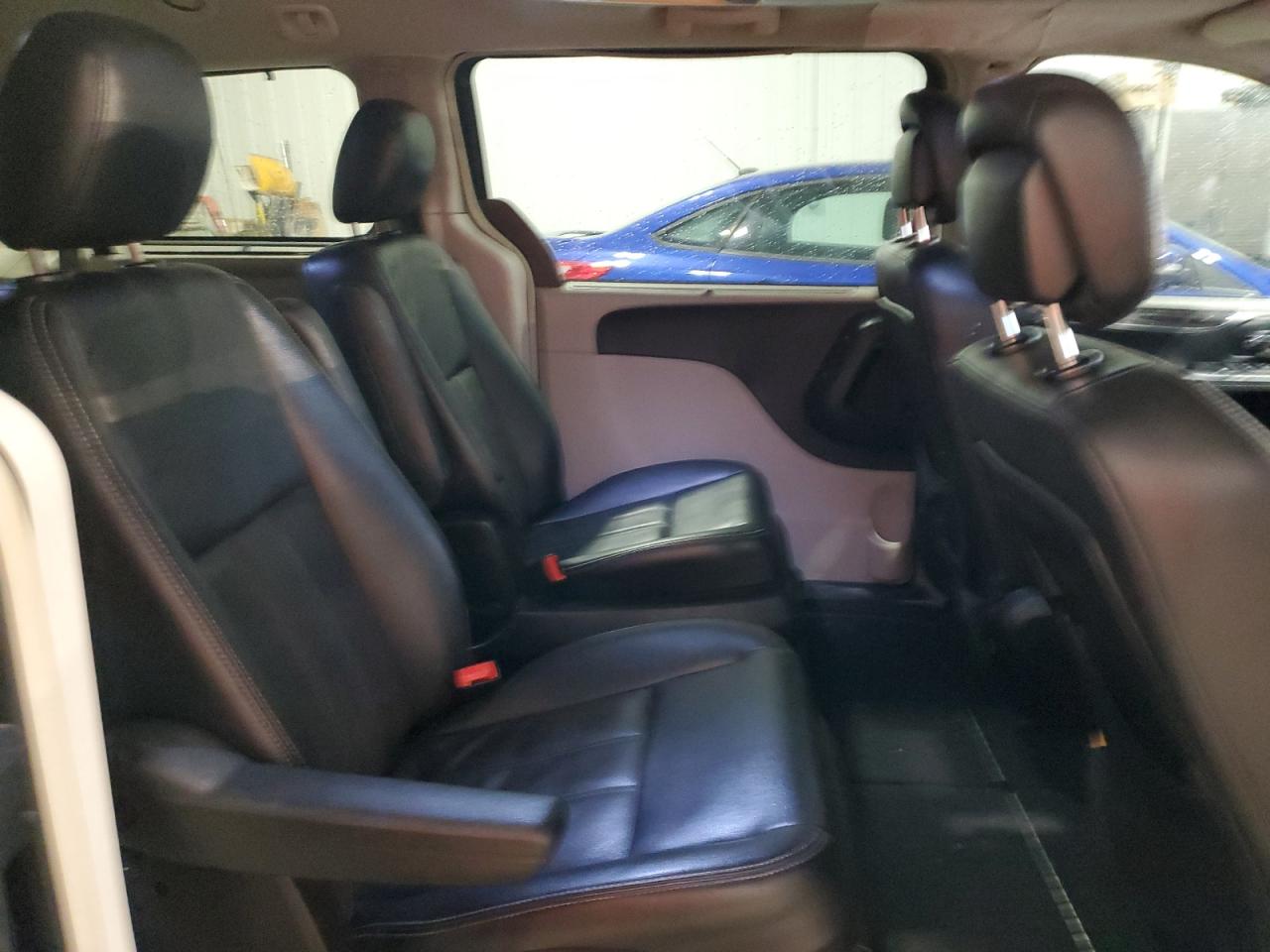 2012 Chrysler Town & Country - Image 11