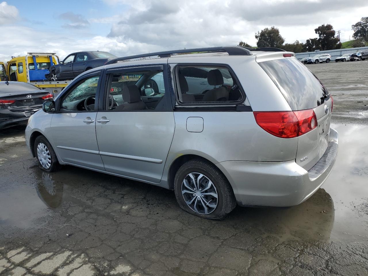 2009 Toyota Sienna - Image 2