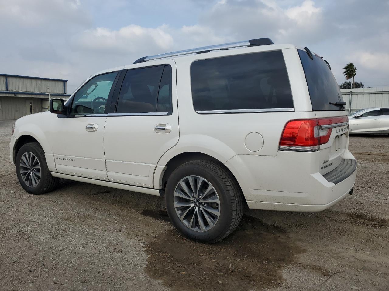 2017 Lincoln Navigator - Image 2