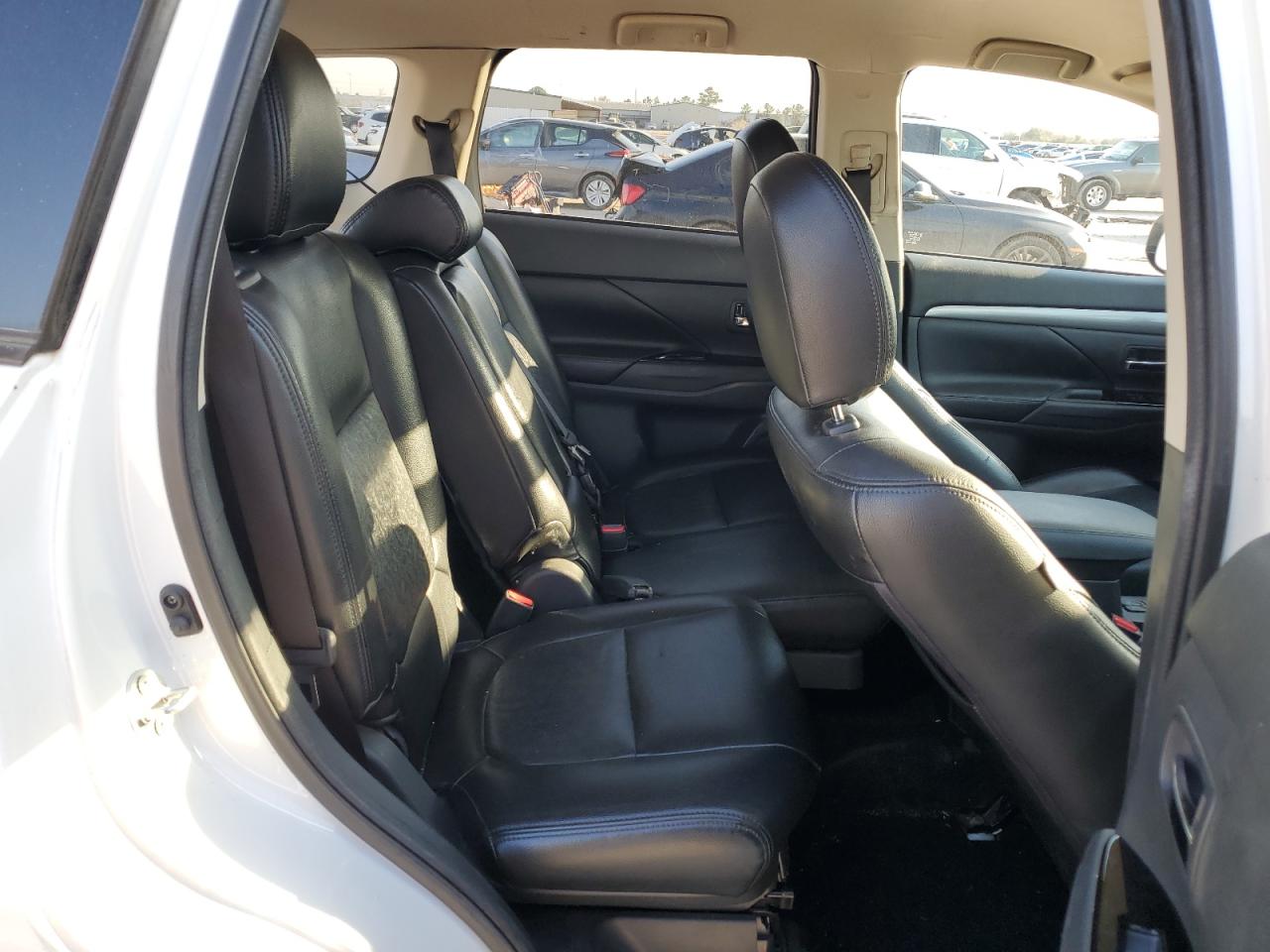 2015 Mitsubishi Outlander - Image 11