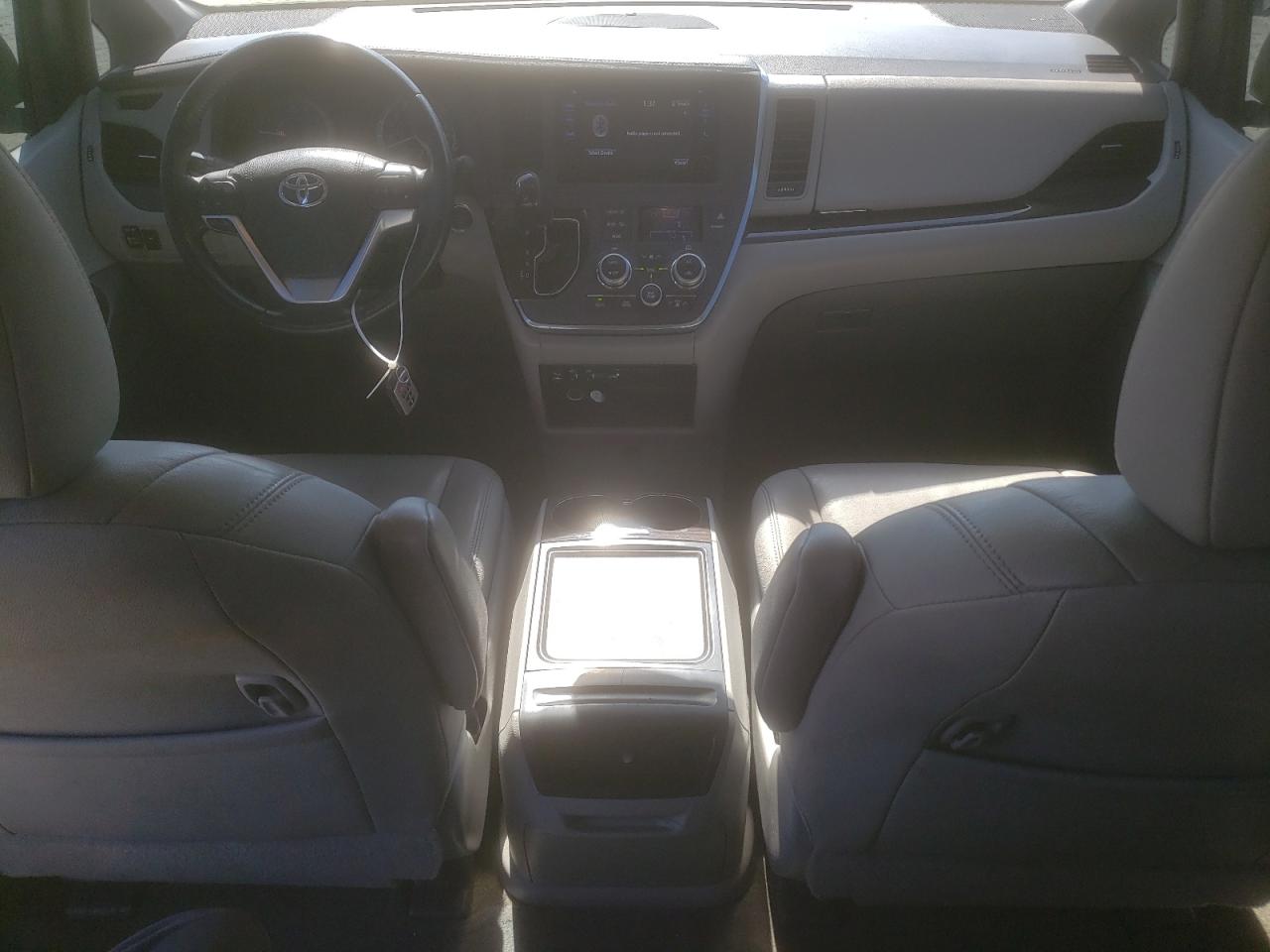 2016 Toyota Sienna - Image 8