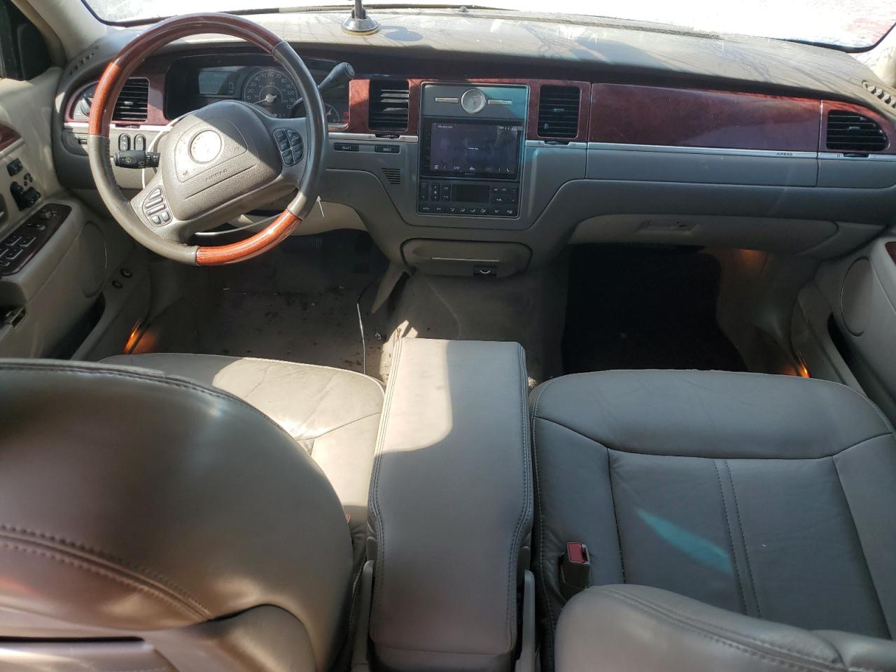 2003 Lincoln Town Car - Image 8