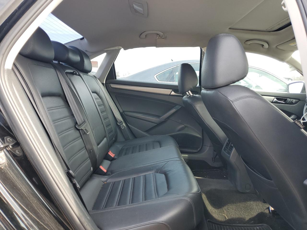 2015 Volkswagen Passat - Image 10