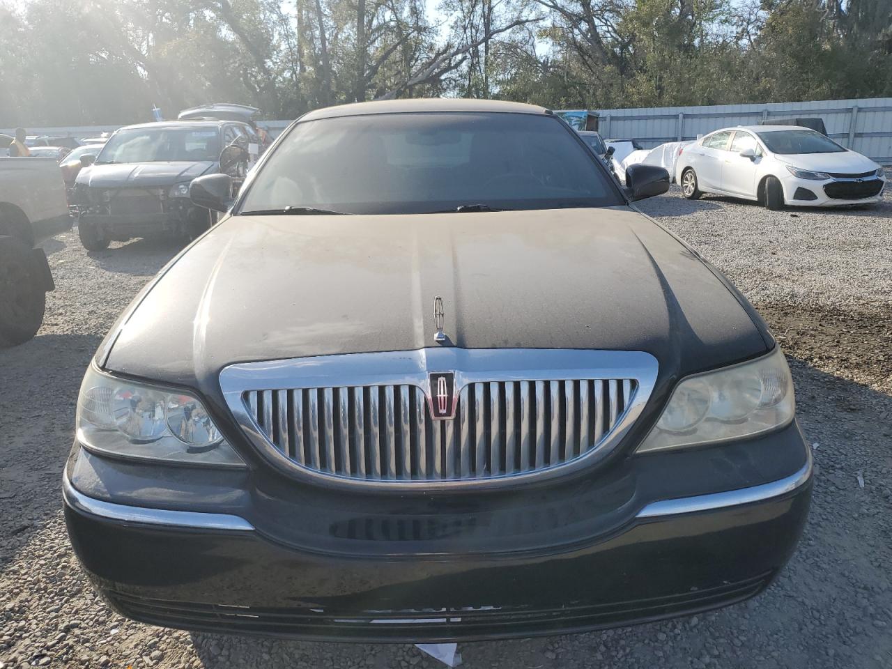 2011 Lincoln Town Car - Image 5