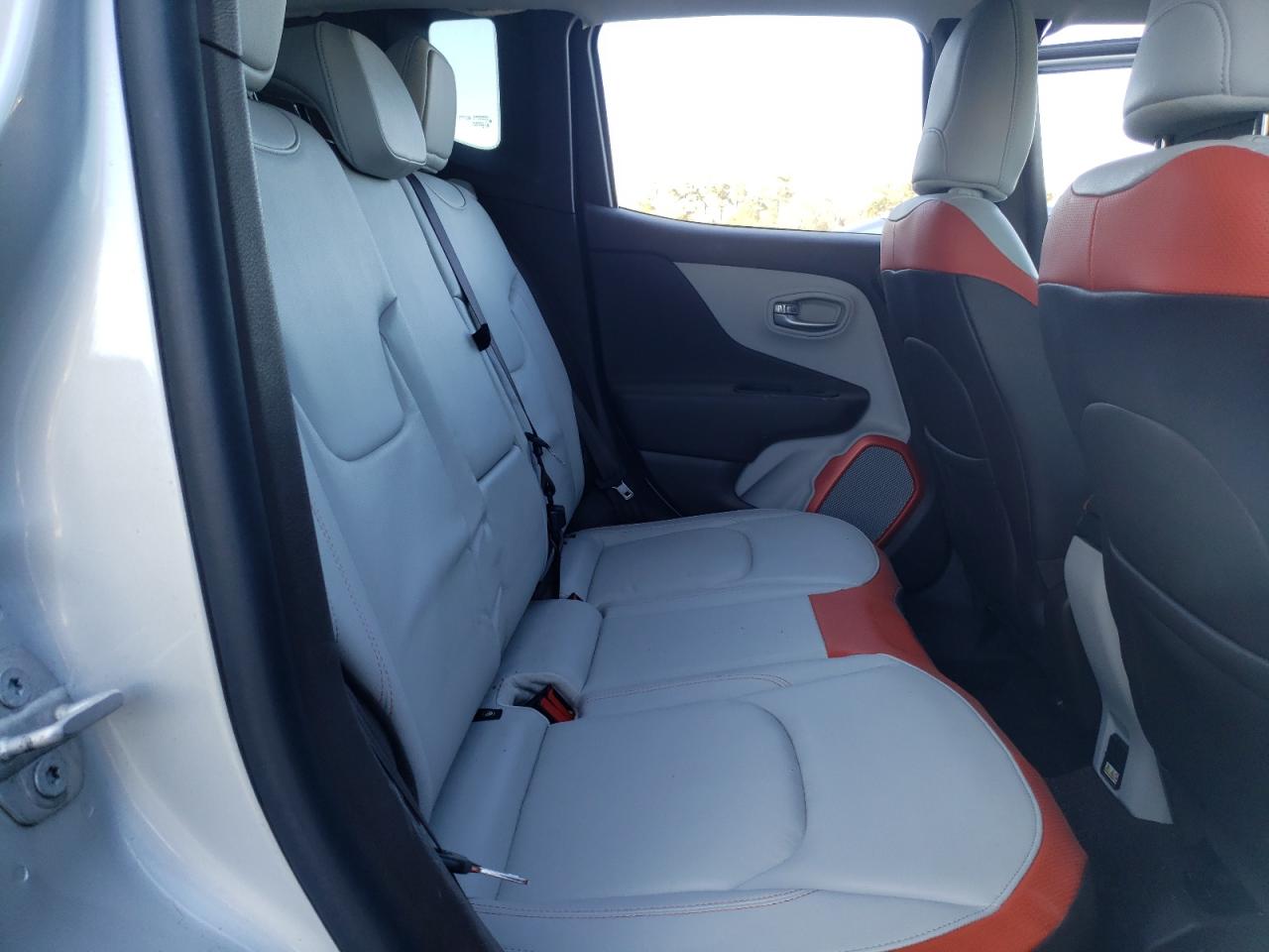2015 Jeep Renegade - Image 12