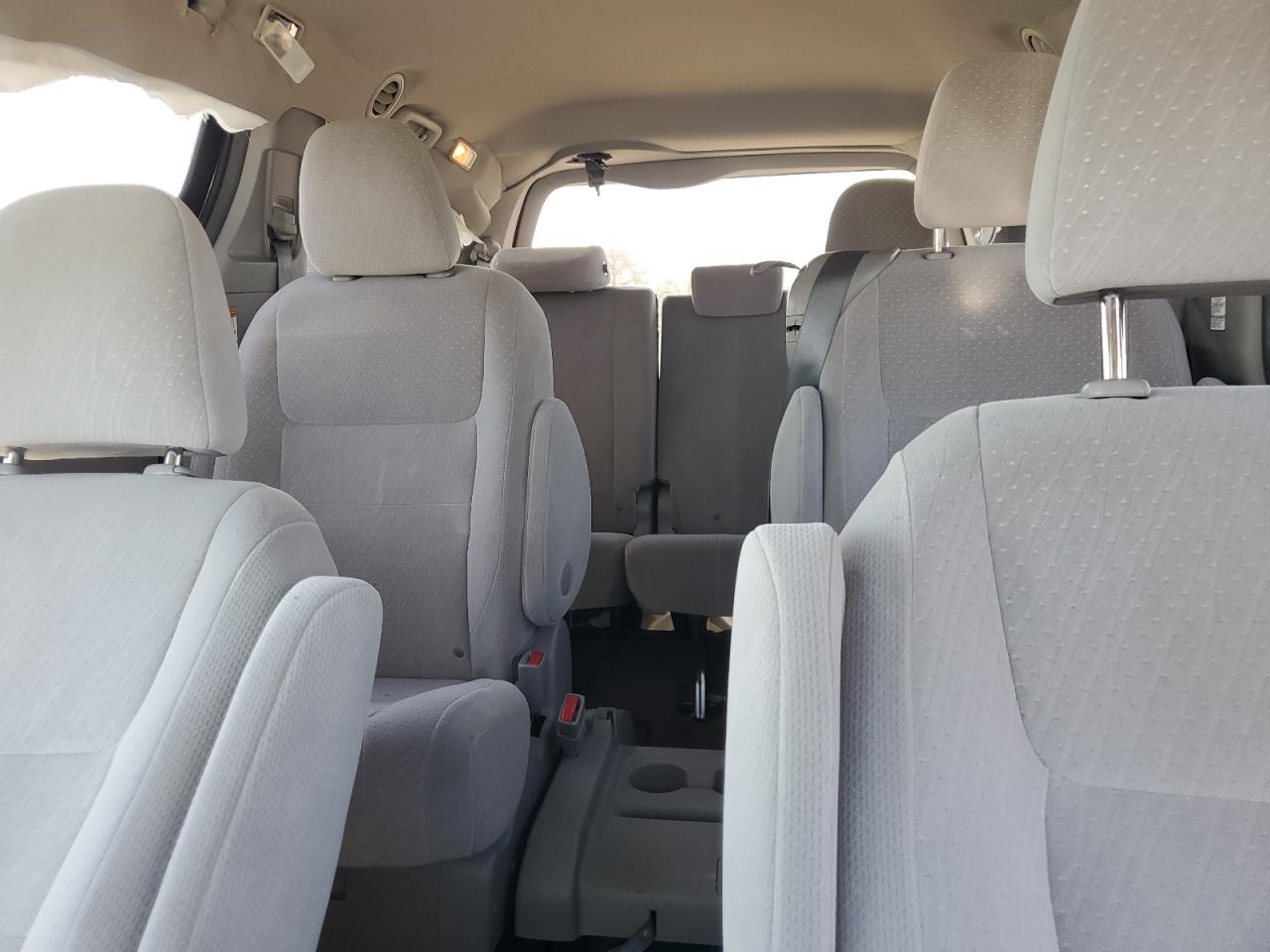 2016 Toyota Sienna - Image 10
