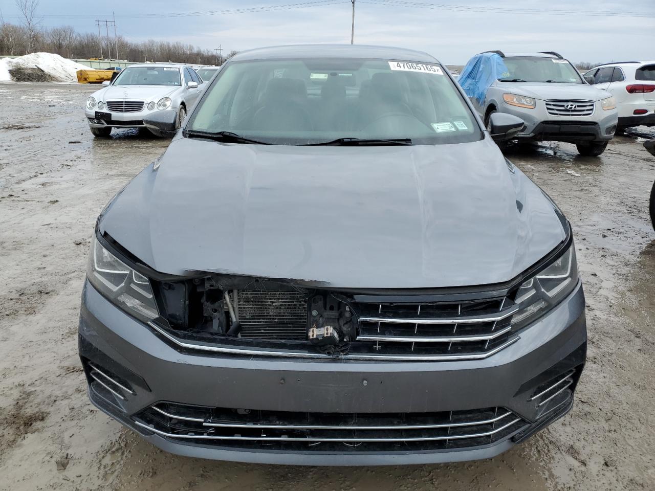 2017 Volkswagen Passat - Image 5