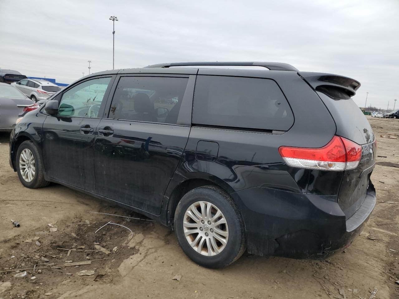 2011 Toyota Sienna - Image 2