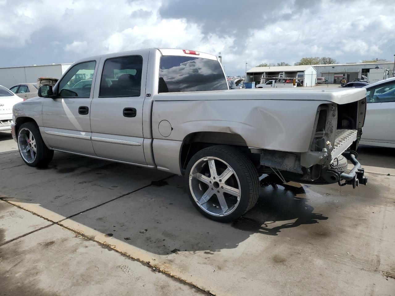 2005 GMC Sierra - Image 2