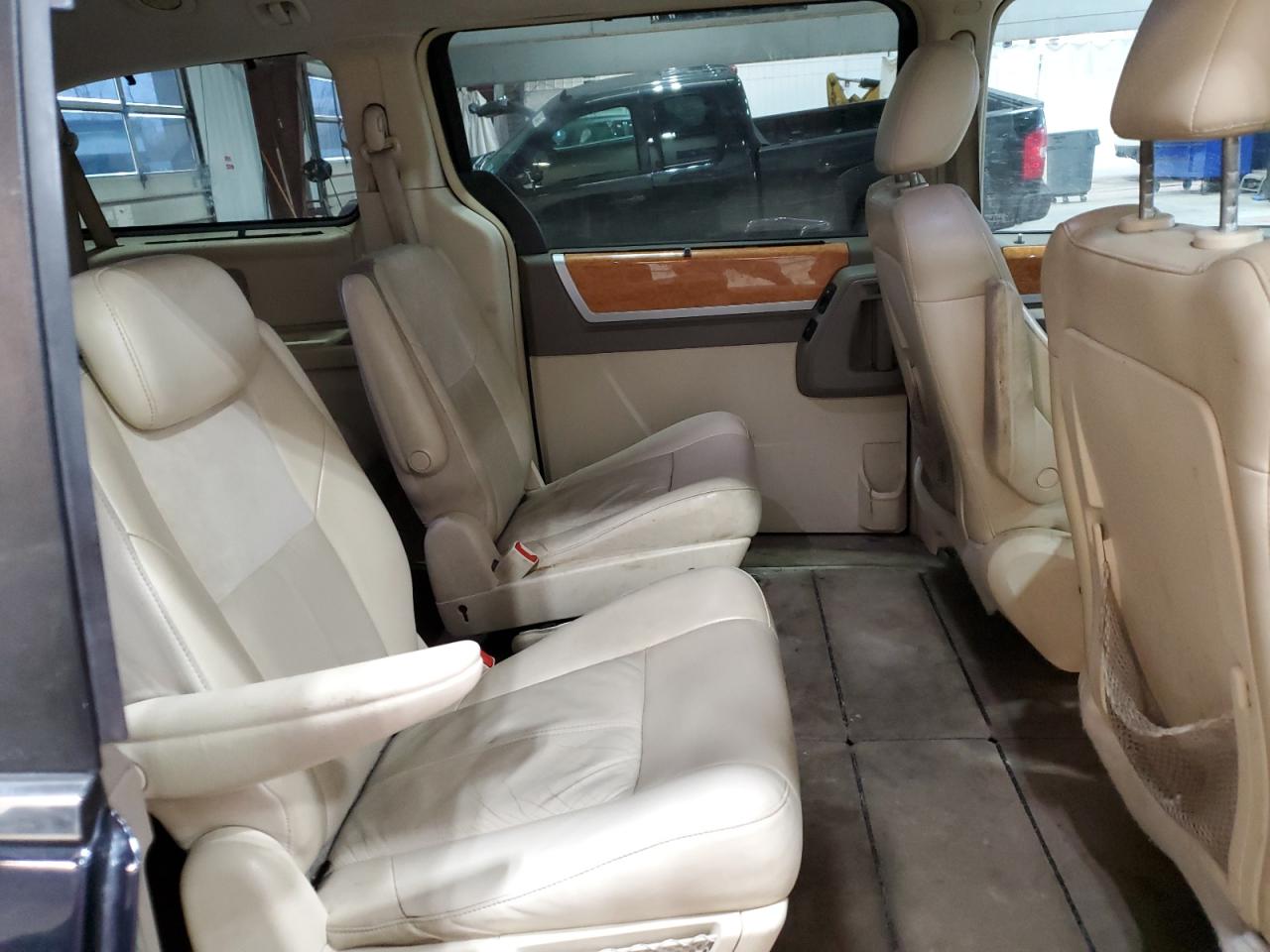 2010 Chrysler Town & Country - Image 12