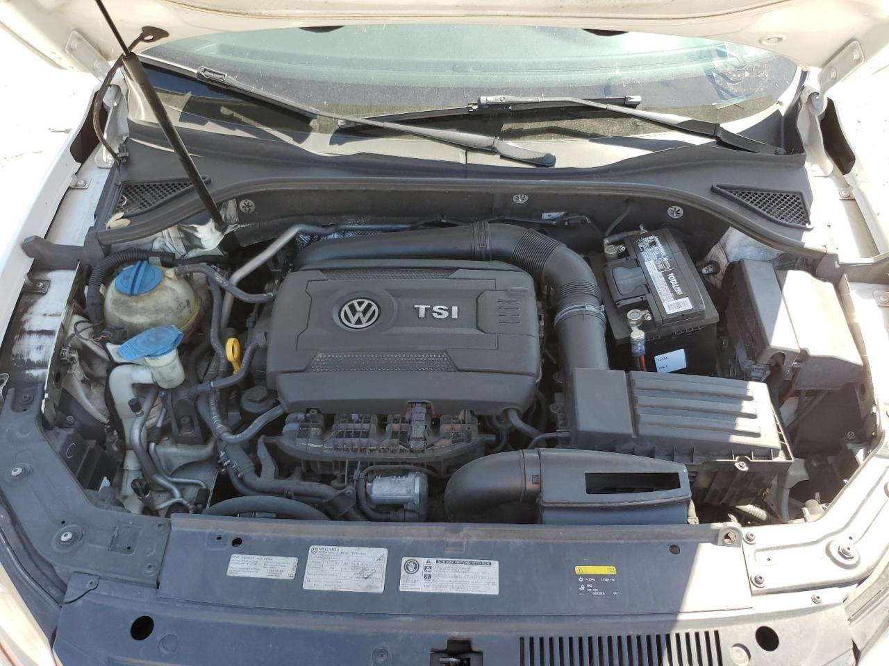 2015 Volkswagen Passat - Image 11