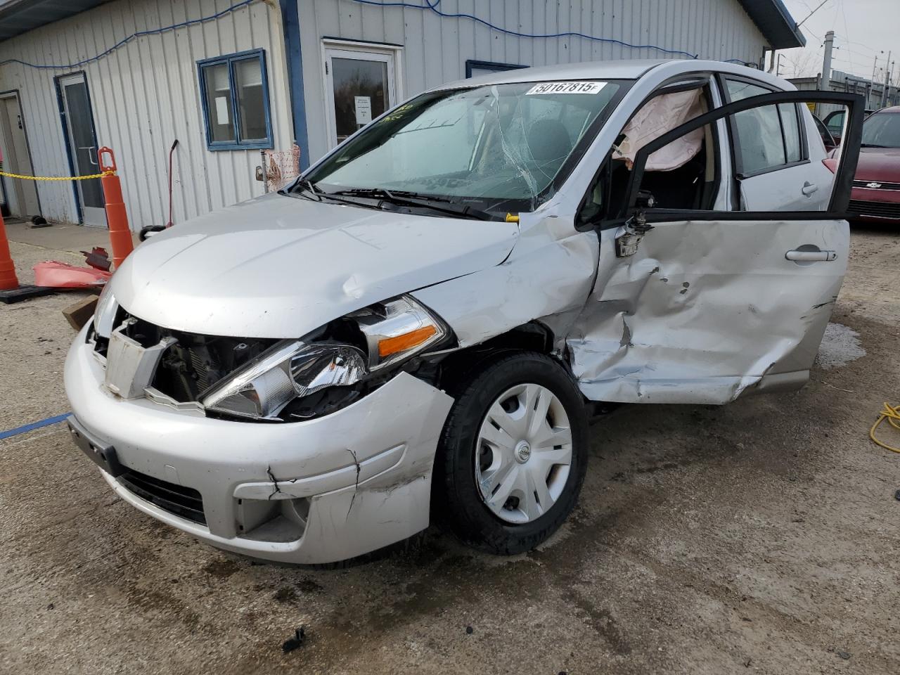 2011 Nissan Versa S zu verkaufen in Pekin, IL - Side